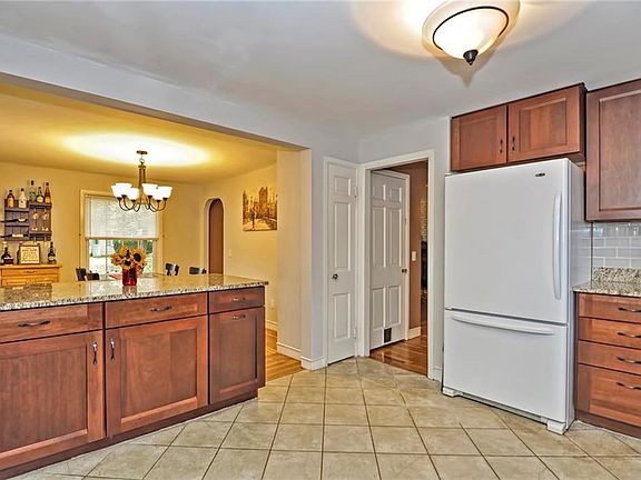 3rd image of 173 Ferris Ave