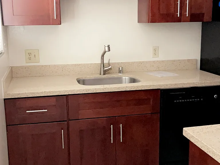 Windsor Garden Apartments — Photo 11