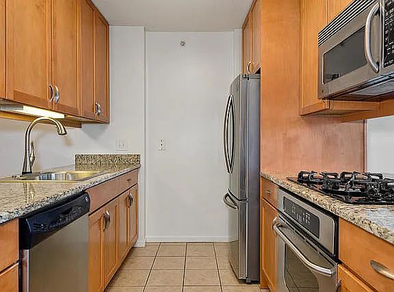4th image of 9655 Woods Dr #607