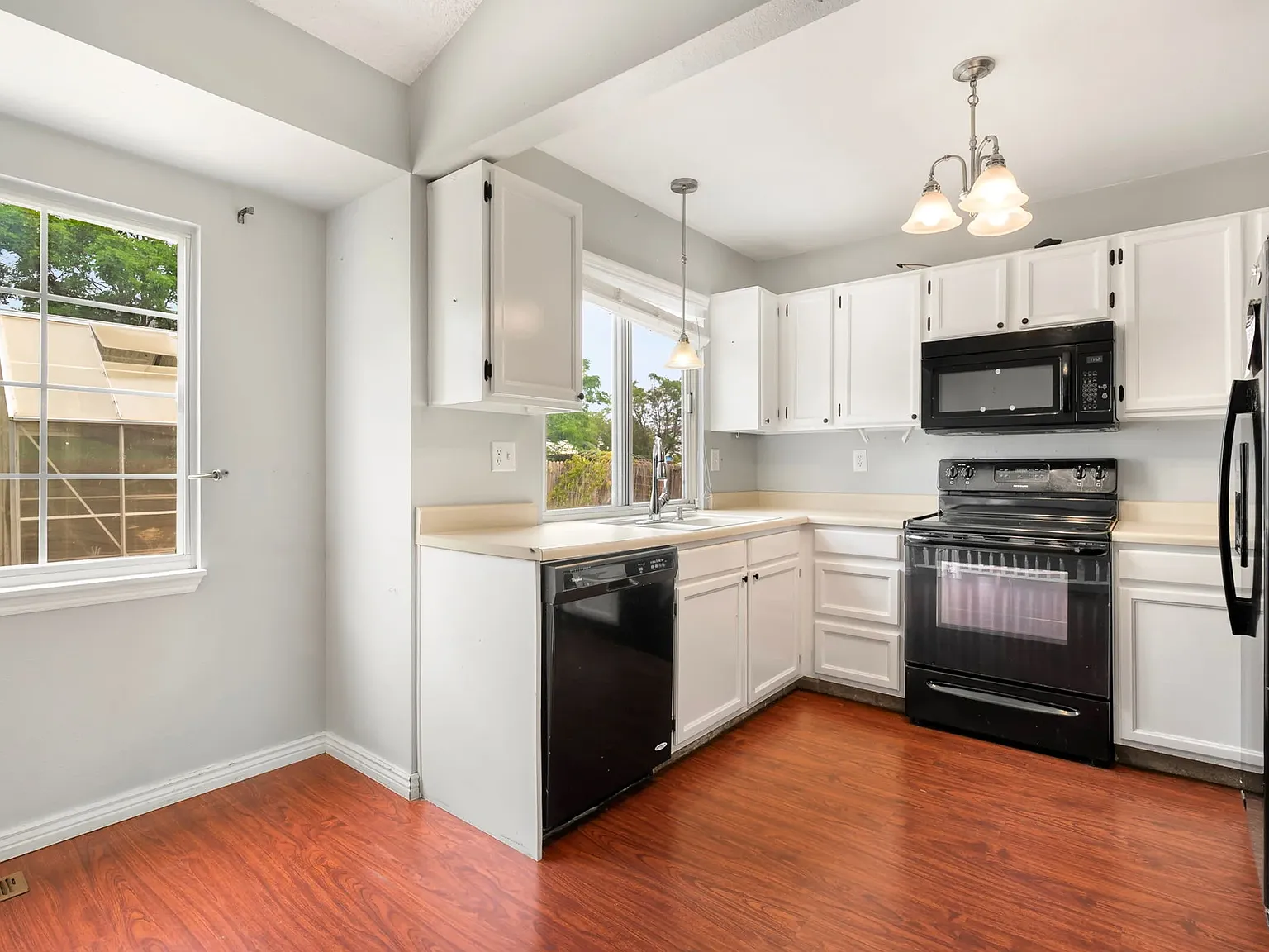 3 bed, 1307 sqft, $2,800 — Photo 2