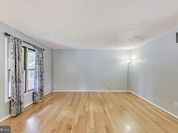 5th image of 211 Oak Hollow Ct
