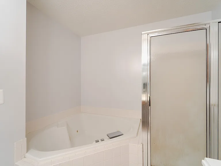 413 Lakeview Ct — Photo 39