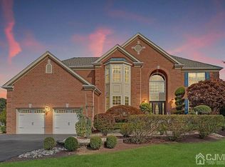 10 Macfarlane Cir, Monroe Township, NJ 08831