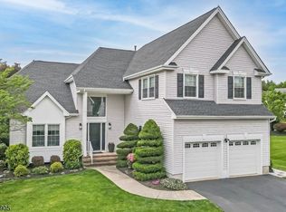 8 Fields Ln, Scotch Plains, NJ 07076