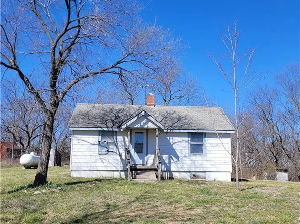 725 E J W Cummins Rd, Oak Grove, MO 64075