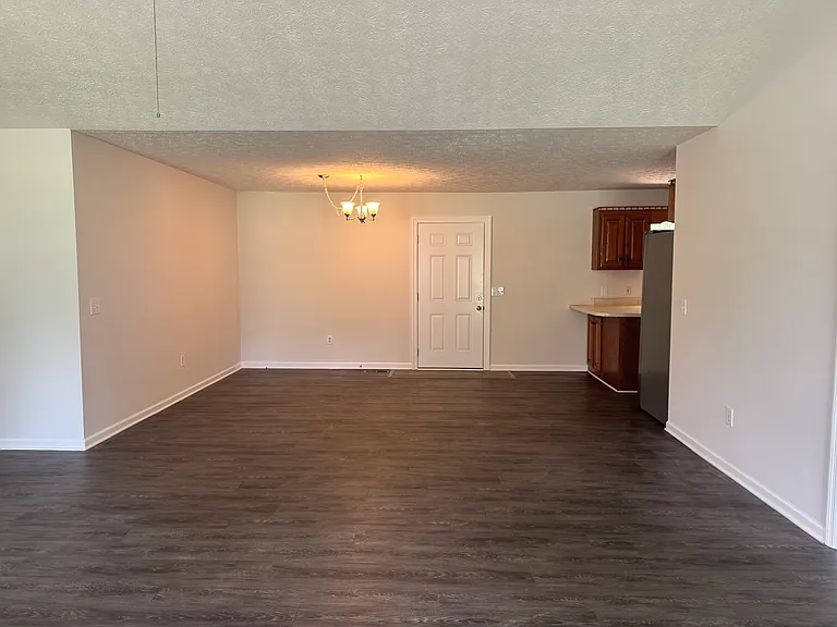 109 Sanders St — Photo 4