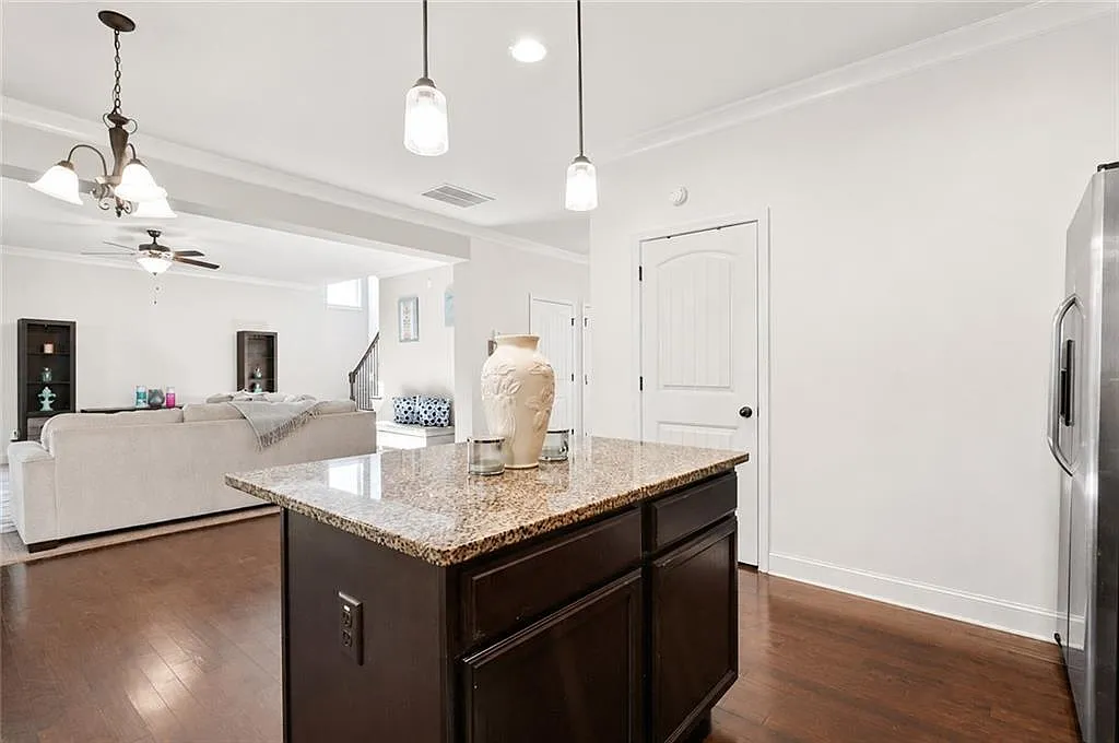 4 bed, 2.5 bath, 2650 sqft, $3,200 — Photo 4