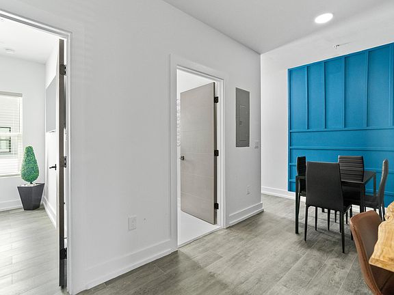 4th image of 927 S Howard Ave #5
