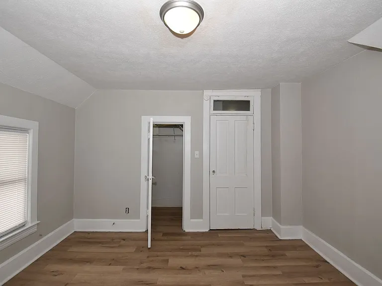 913 E Washington St — Photo 28
