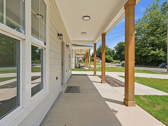 2nd image of 1067 Shaw Pl