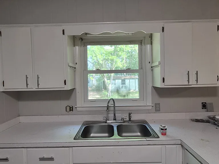 809 W Allen Ln — Photo 2