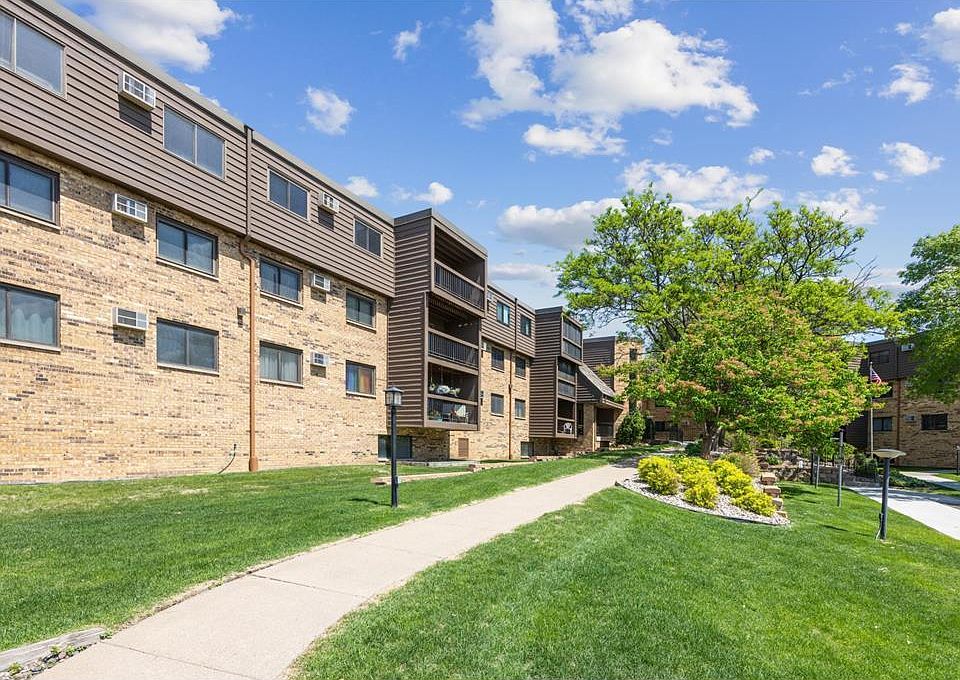 1st image of 999 41st Ave NE APT 212
