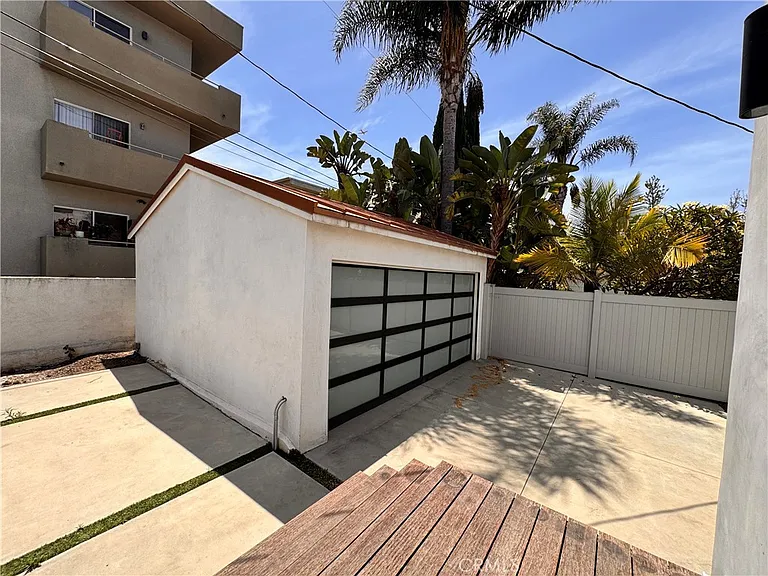 11230 Pickford St — Photo 23