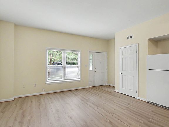 4th image of 308 Patriot Ln #J