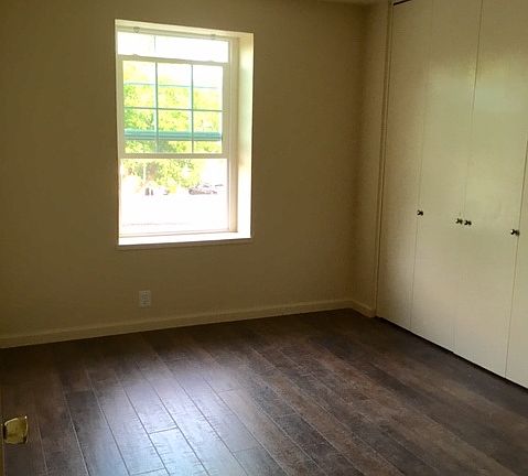 2nd image of 985 Mangrove Ave APT B