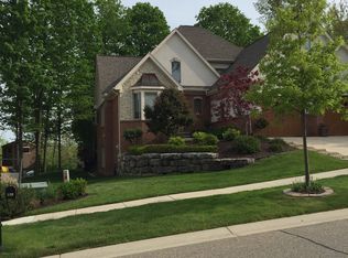 543 Bloomer Ridge Dr, Rochester, MI 48307