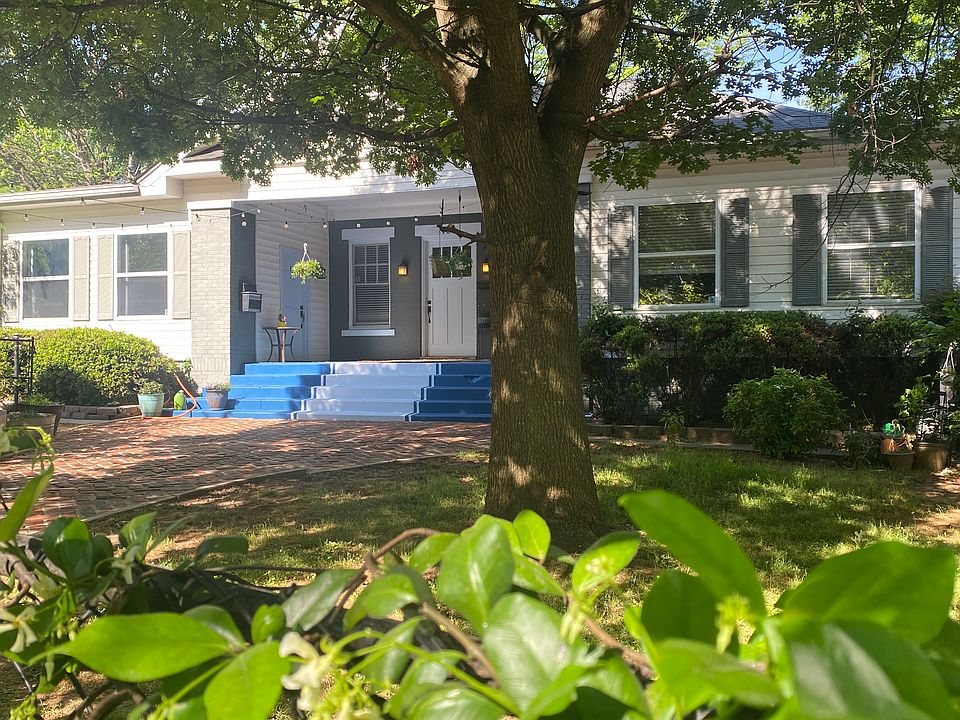 Shared fenced in front yard. Great for pet and gardening.
