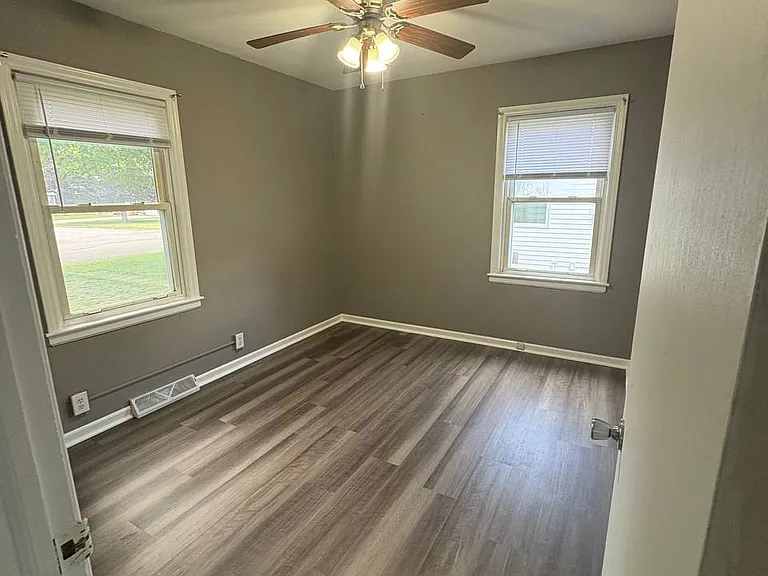 1121 Locke Ave — Photo 5