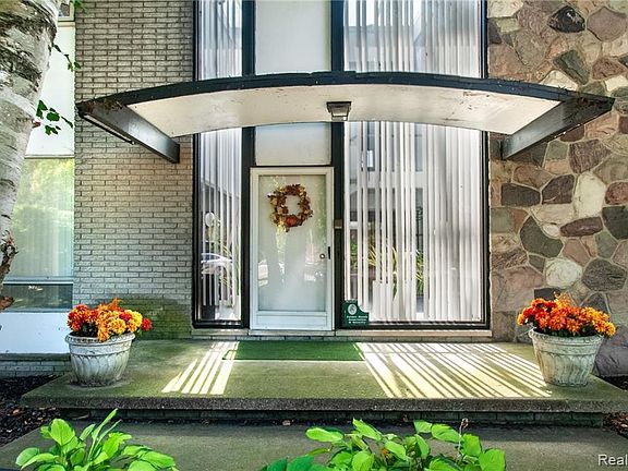 3rd image of 1425 Balmoral Dr