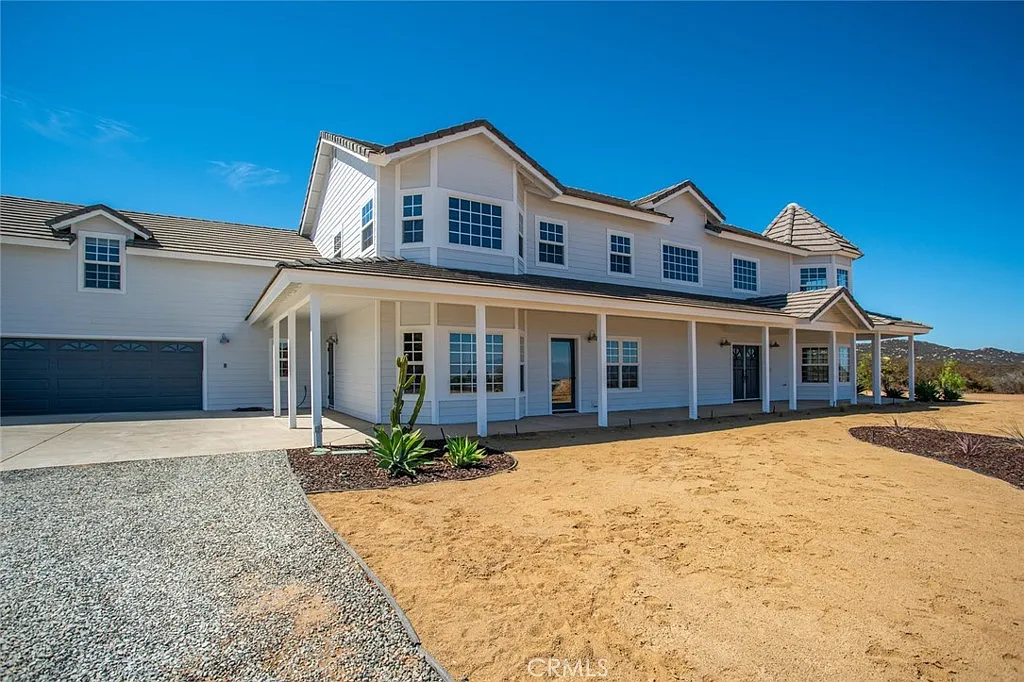 5 bed, 4.5 bath, 4800 sqft, $6,900 — Photo 2