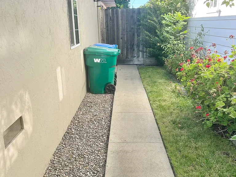 921 York St — Photo 36