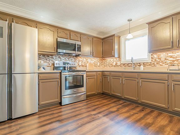 4th image of 225 S Furlong Dr