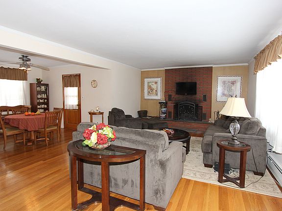 4th image of 2403 Evergreen St