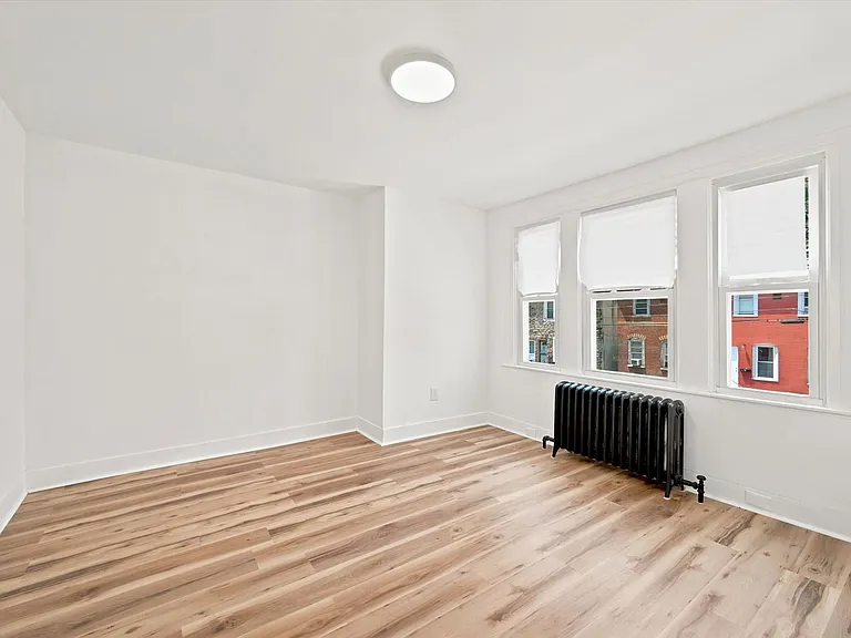 484 E Penn St — Photo 3