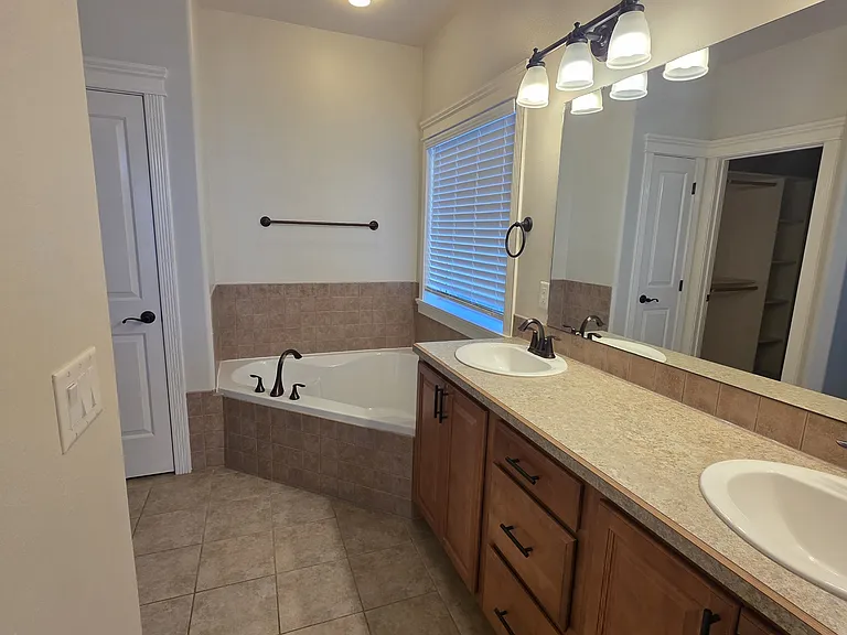 220 NE Greystone Loop — Photo 24