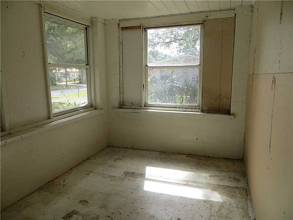 2nd image of 905 15th Ave W