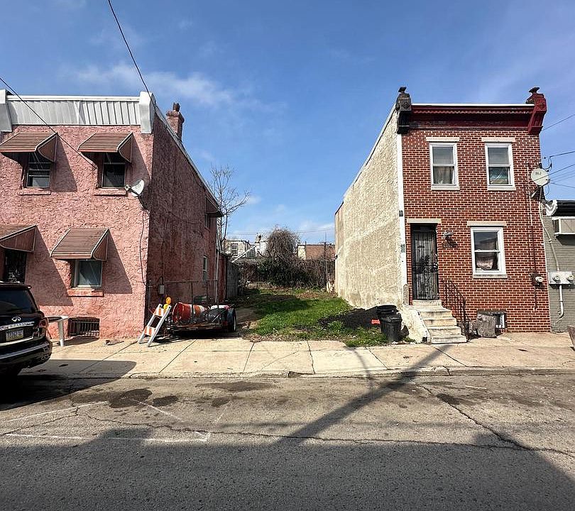 1st image of 2305 W Sergeant St