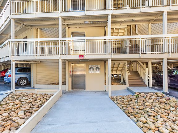 Complex has elevator -Condo is located on the 3 floor