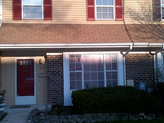 North Wilmington _Londonderry 3bedroom/2.5bedroom townhome in move in condition. Within walking distance to Regal Cinema, Target, Concord High School, restaurants, shops and more.