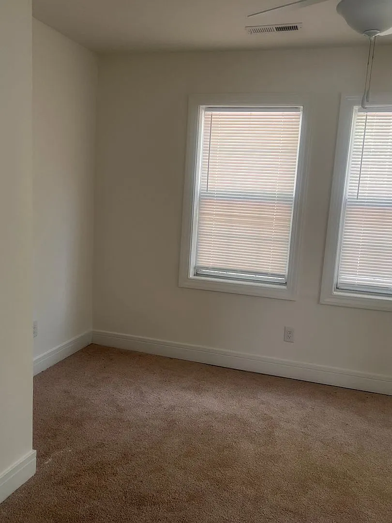 Three Bedroom Two Bathroom House — Photo 2