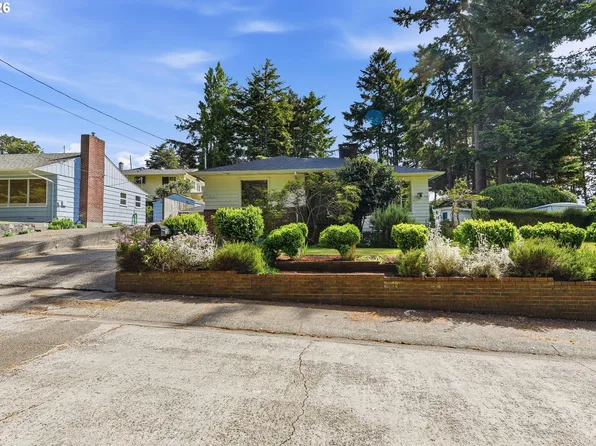 1313 Bayview St, North Bend, OR 97459
