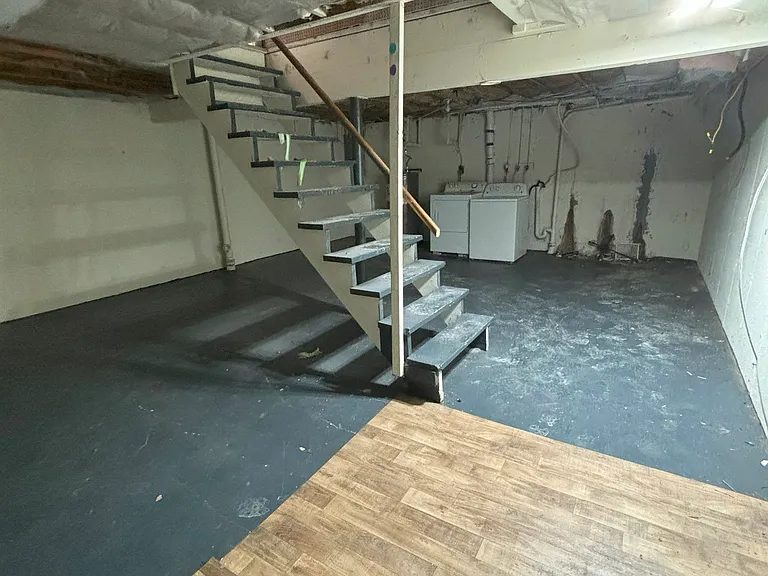 5684 Greens Dr — Photo 10