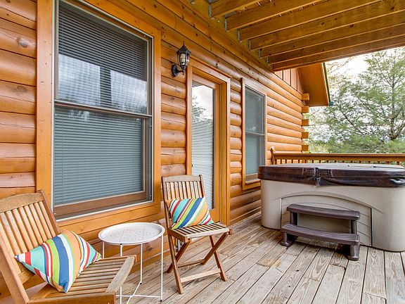 Lower, back deck w/ hot tub