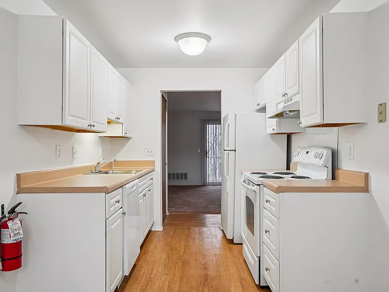 Brookwood Apartments — Photo 6