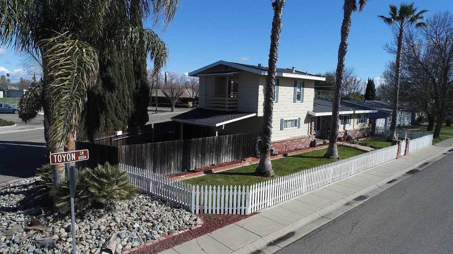 865 Toyon Ln photo 1
