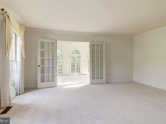 5th image of 2420 Lakeshire Dr