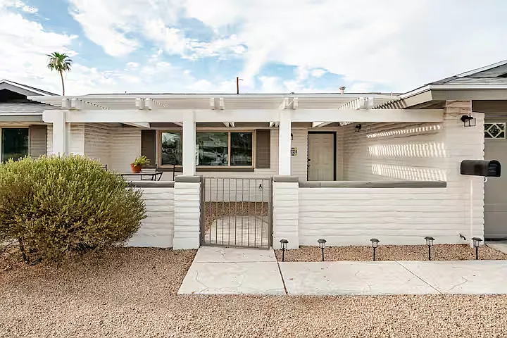 1104 E Campus Dr — Photo 3