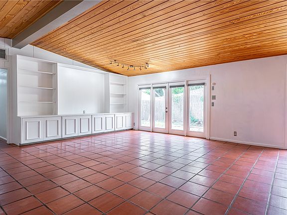 2nd image of 606 Dolphin Pl