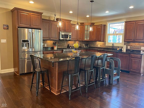 3rd image of 6738 Regents Park Dr