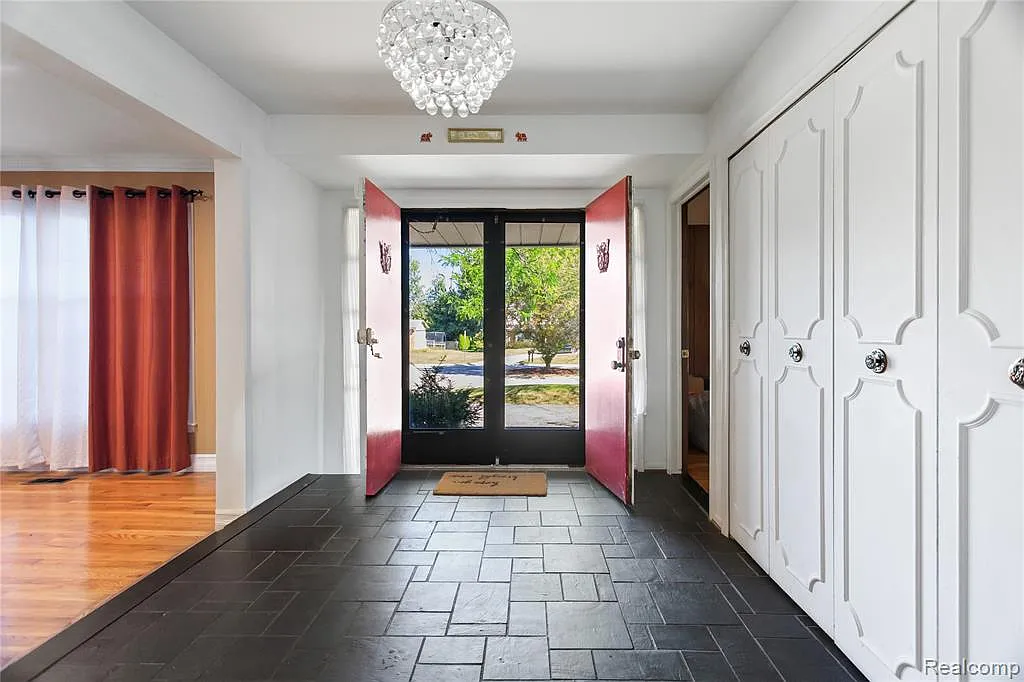 4 bed, 2.5 bath, 3765 sqft, $3,400 — Photo 4