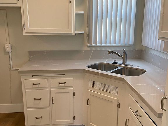 4th image of 4608 N Lakewood Blvd