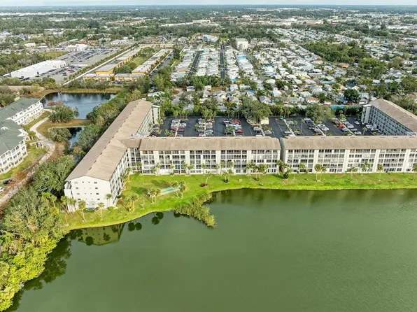 3176 Lake Bayshore Dr #319, Bradenton, FL 34205