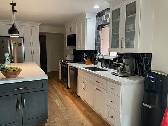 Kitchen (Electric Stove, Dishwasher, Microwave, large Island)