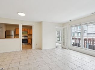 556 Ridge Ln, Fort Lee, NJ 07024