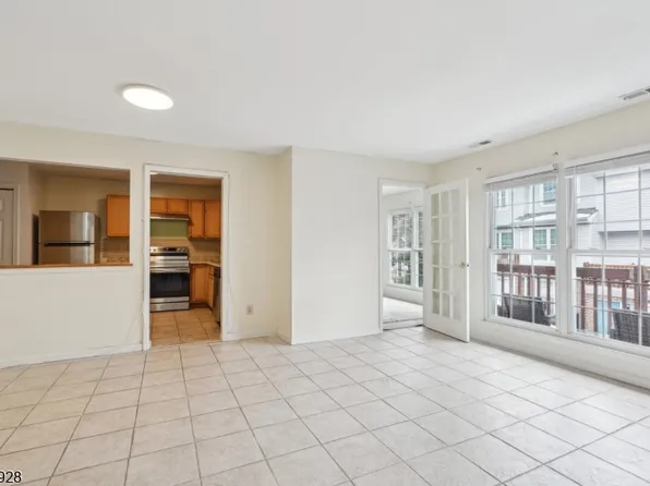 556 Ridge Ln, Fort Lee Boro, NJ 07024