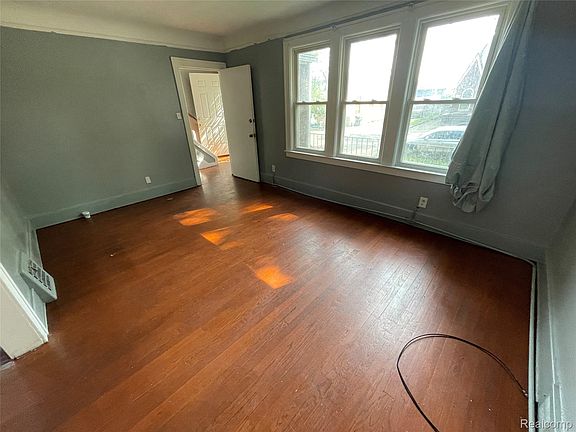 3rd image of 15893 Indiana St